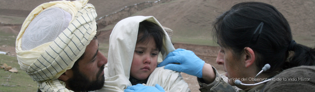 Una soldado prestando asistencia sanitaria a la población afgana